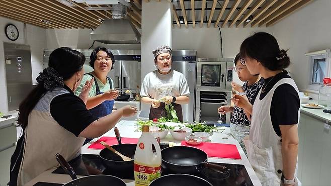 태국댁 무앙캄 유파판(가운데)씨가 15일 오후 서산시가족센터 조리실에서 서산시민을 대상으로 태국전통요리 강좌를 진행하고 있다. 서산시가족센터 제공