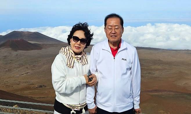 홍준표 전 대구시장이 15일 페이스북에 올린 사진. 하와이 빅아일랜드 마우나케아산 정상이라는 설명과 함께 올렸다.