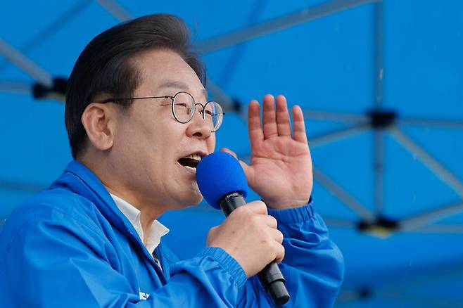 더불어민주당 이재명 대선 후보가 15일 전남 여수시 이순신 광장에서 열린 집중 유세에서 연설하고 있다. 공동취재사진