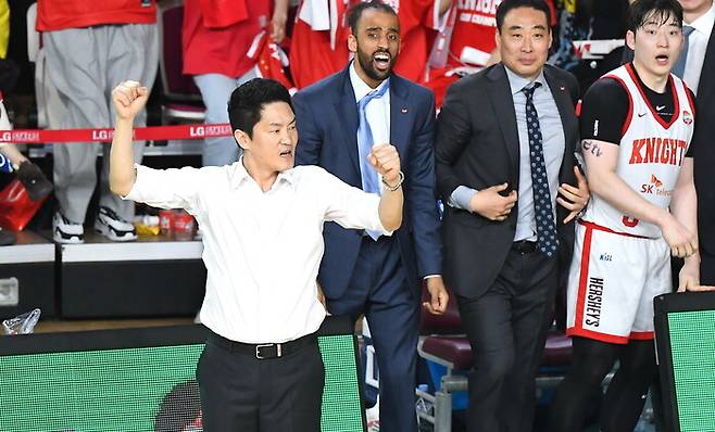 전희철 서울 에스케이(SK) 감독이 15일 창원체육관에서 열린 2024~2025 남자프로농구 챔피언결정전 6차전에서 승리한 뒤 기뻐하고 있다. 한국농구연맹 제공
