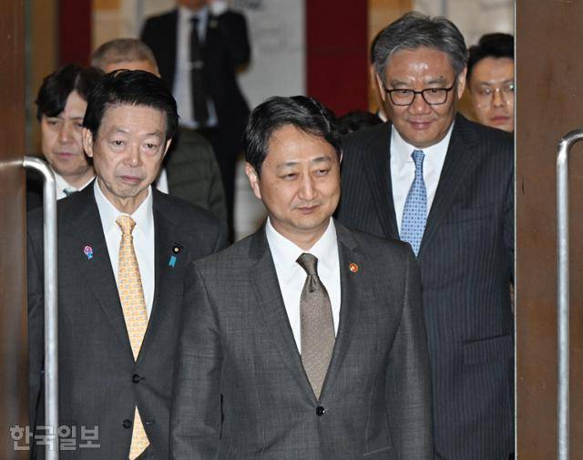 안덕근 산업통상자원부 장관(가운데)이 3월 30일 서울 중구 대한상공회의소에서 열린 제13차 한·일·중 경제통상장관회의에 입장하고 있다. 왼쪽부터 무토 요지 일본 경제산업성 장관, 안 장관, 왕 원타오 중국 상무부 부장. 왕태석 선임기자