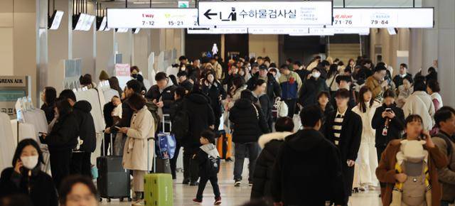 여행객들이 지난 1월 26일 서울 강서구 김포공항 국제선 청사에서 출국 수속을 밟고 있다. 연합뉴스