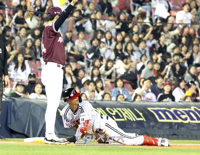 14일 오후 잠실야구장에서 열린 2025 프로야구 키움과 LG 경기. LG 송찬의가 6회 우중간 3루타를 날리고 베이스에 진루하고있다. 잠실=정시종 기자 capa@edaily.co.kr