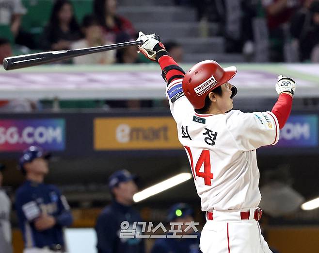 2025 KB0리그 프로야구 SSG랜더스와 NC다이노스의 경기가 15일 오후 인천SSG랜더스필드에서 열렸다. 6회말 1사 1,2루 최정이 스리런홈런을 치고 있다. 인천=김민규 기자 mgkim1@edaily.co.kr /2025.05.15/