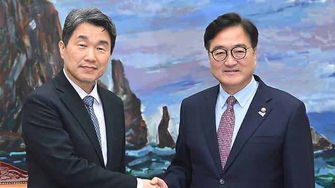 이주호 권한대행 접견하는 우원식 의장