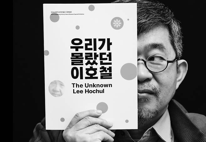 이름을 이호철문학관이 아닌 이호철북콘서홀로 한 건 반반의 의미를 함축하고 있다. 절반은 이호철 작가의 작품 세계를 조망하고 알려주는 문학관, 나머지는 문학, 음악, 미술, 사진, 역사, 철학, 영화 등 10가지 예술 장르 북 콘서트홀의 기능을 하자는 의미다.