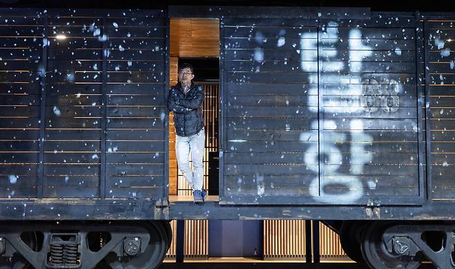 콘서트홀 안쪽에는 이호철 작가의 1955년 데뷔작 〈탈향脫鄕〉에 등장하는 화차를 전시해 놓았다. 11톤 화차를 철도청에서 불하 받아 내부에서 조립했으며, 미디어 아트 월로 사용한다.