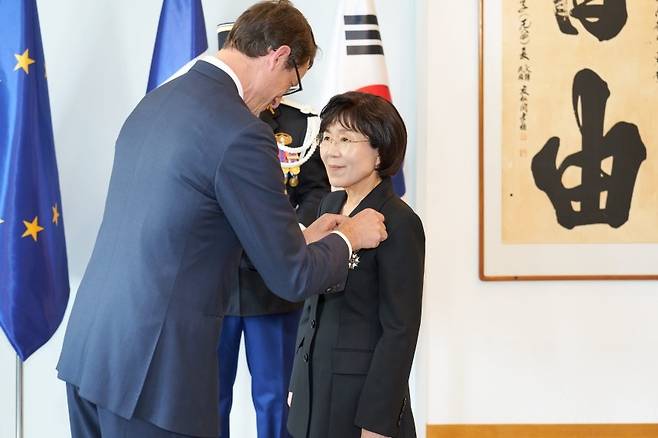 한국이미지커뮤니케이션연구원 CICI 최정화 이사장(한국외대 명예교수)이 15일 프랑스 대사관저에서 프랑스 국가 최고훈장인 레지옹 도뇌르 오피시에(Legion d‘Honneur Officier) 훈장을 받고 있다. CICI 제공