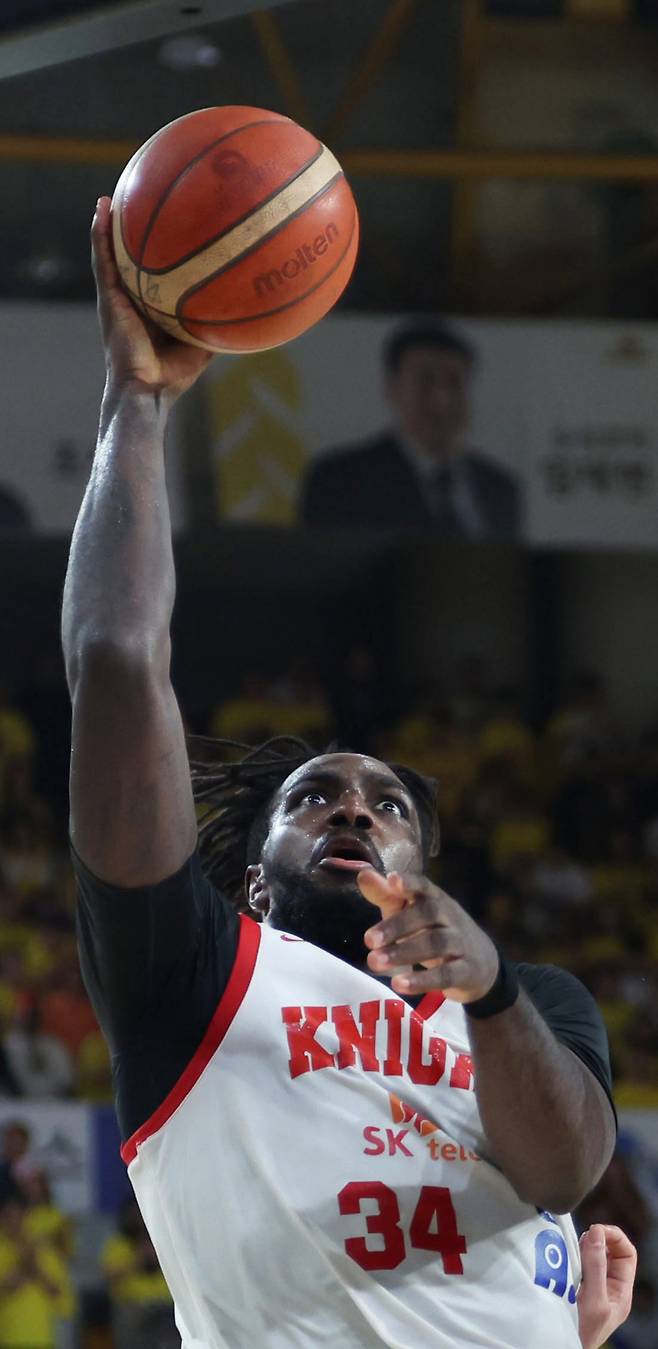 SK 자밀 워니가 15일 슛하고 있다. 창원 | 연합뉴스