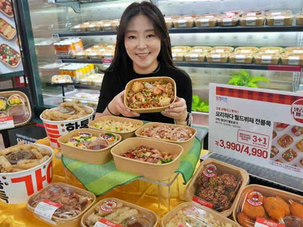 뷔페요리 한 접시 3990원- 롯데마트 한 지점 델리코너에서 직원이 ‘요리하다 월드뷔페’ 상품을 선보이고 있다. 롯데마트 제공