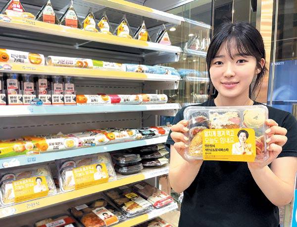 한 끼 도시락 4200원- GS25는 4200원 가격과 풍성한 구성을 지닌 ‘혜자로운 알찬정식(계란주먹밥&함박파스타) 도시락을 출시했다. GS25 제공