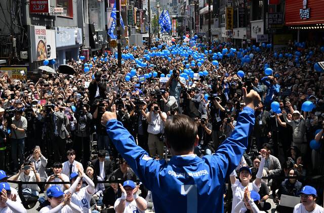 이재명 더불어민주당 대선 후보가 14일 부산 서면에서 열린 집중 유세에서 시민들에게 손을 들어 인사하고 있다. 부산=이병주 기자