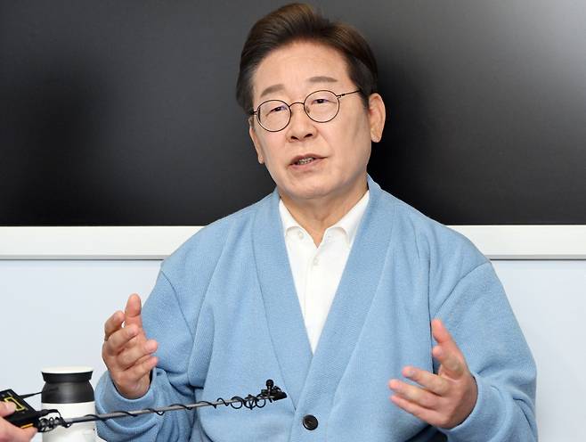 이재명 더불어민주당 대선 후보가 15일 경남 하동군 화개장터를 방문, 대형버스 안에 마련된 방송스튜디오에서 유튜브 라이브 방송을 마친 후 취재진과 인터뷰하고 있다. 공동취재사진