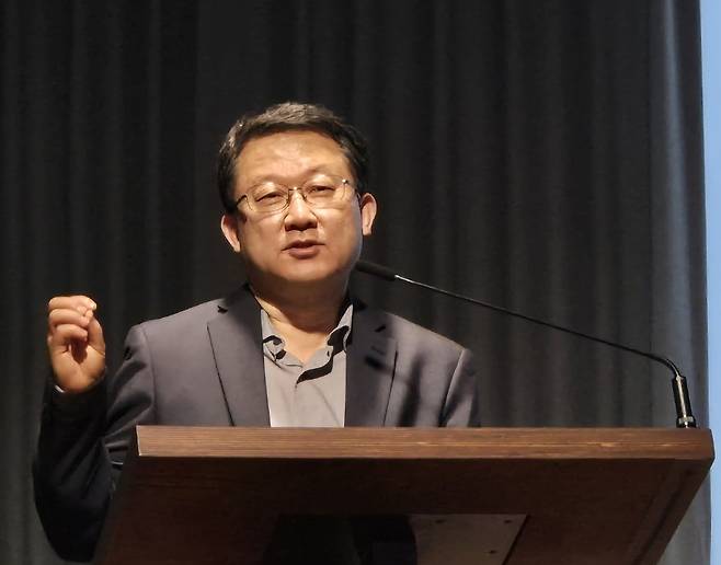 옥성득 미국 캘리포니아주립대(UCLA) 아시아언어문화학과 석좌교수가 지난 8일 서울 강남구 한 카페에서 열린 ‘한국교회 첫 사건들’ 북토크에서 발언하고 있다.