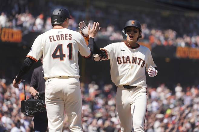 샌프란시스코 자이언츠의 이정후(오른쪽)가 15일(한국시간) 미국 캘리포니아주 샌프란시스코의 오라클 파크에서 열린 애리조나 다이아몬드백스와의 2025 미국 메이저리그(MLB) 경기에서 2점 홈런을 친 뒤 동료 윌머 플로레스와 기쁨을 나누고 있다. AP연합뉴스