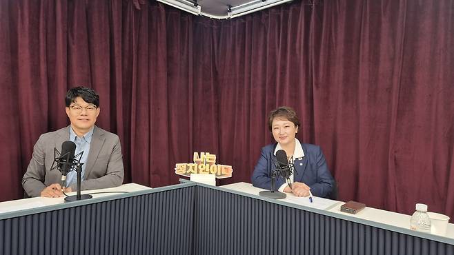 MBN 유튜브 '나는 정치인이다' 서정표 앵커(왼쪽)와 이언주 민주당 공동선대위원장 (사진 = MBN)