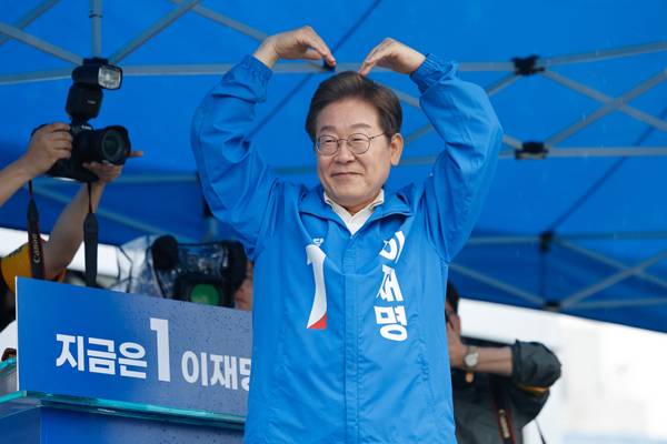 ▲ 이재명 더불어민주당 대선 후보가 5월15일 전남 여수시 이순신 광장에서 열린 집중 유세에서 연설을 마친 후 시민들에게 하트를 만들고 있다. ⓒ연합뉴스