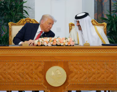 도널드 트럼프 미국 대통령이 14일 카타르 도하에서 셰이크 타밈 빈 하마드 알사니 카타르 군주와 정상회담을 하고 있다. 로이터