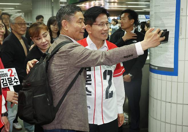 사진은 15일 서울 신도림역에서 출근길 시민들과 만난 김 후보. /사진=뉴스1
