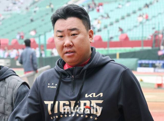 10일 오후 인천광역시 문학동 SSG랜더스필드에서 진행된 '2025 프로야구 KBO리그' SSG랜더스와 KIA타이거즈의 경기. 기아 이범호 감독이 경기전 훈련에서 인터뷰에 나서고 있다./마이데일리