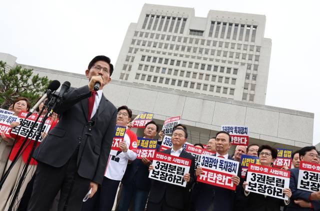 ▲국민의힘 김문수 대선 후보가 15일 서울 서초구 대법원 앞에서 열린 사법부 수호 및 더불어민주당 규탄대회에서 발언하고 있다. ⓒ연합뉴스