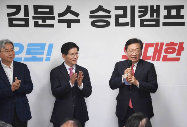 ▲석동현 변호사가 지난달 17일 서울 여의도 대하빌딩에서 열린 국민의힘 김문수 경선후보 선거사무소 개소식에서 지지발언을 하고 있다. ⓒ연합뉴스