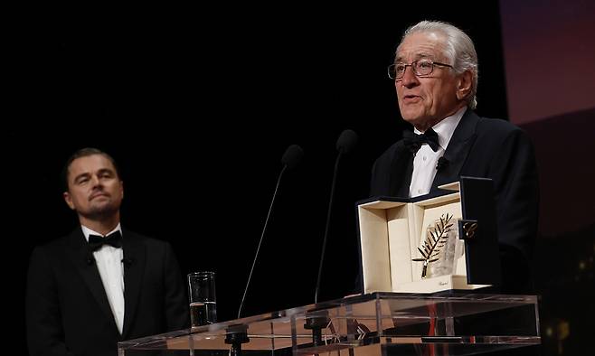 배우 로버트 드니로(오른쪽)가 13일(현지시간) 열린 칸 영화제 개막식에서 명예 황금종려상을 수상한 뒤 도널드 트럼프 미국 대통령을 비판하는 소감을 밝히고 있다. 칸=AP연합뉴스