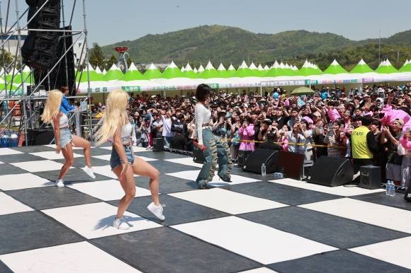 보성통합축제 기간 열린 ‘놀고, 먹고, 즐기자’ 워터페스타에서 효린이 공연을 펼치고 있다. 보성군 제공