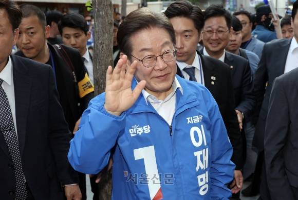 이재명 거제 유세 - 이재명 더불어민주당 대선 후보가 14일 오후 경남 거제시 고현로에 마련된 유세장으로 이동하며 시민들에게 인사하고 있다. 2025.5.14. 거제 홍윤기