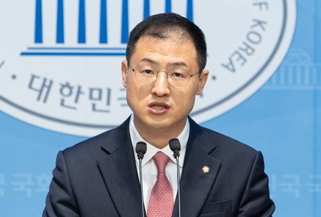 김상욱 무소속 의원이 15일 오전 서울 여의도 국회 소통관에서 기자회견을 열고 이재명 더불어민주당 대통령 후보를 공개 지지한다고 밝히고 있다. 뉴스1