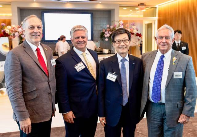 한국무역협회가 13일(현지 시간) 미국 워싱턴DC에서 개최된 'KITA 네트워킹 리셉션'에서 참석자들이 기념 촬영을 하고 있다.- 앤디 빅스(왼쪽부터) 미 연방 하원의원, 드루 퍼거슨 전 연방 하원의원, 윤진식 한국무역협회 회장, 조 윌슨 미 연방 하원의원. 사진 제공=한국무역협회