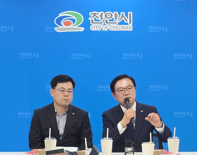 15일 김석필 천안시장 권한대행 부시장이 천안시청사에서 인구 70만 명 돌파 기념 브리핑을 하고 있다. ⓒ시사저널