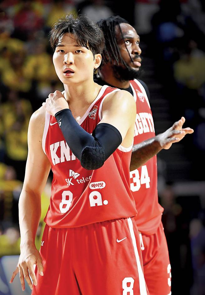 서울 SK 안영준(왼쪽)과 자밀 워니. KBL 제공