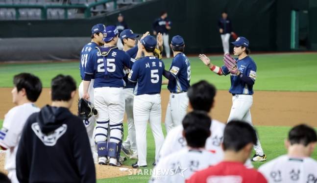 승리 후 함께 세리머니를 하는 NC 선수단. /사진=강영조 선임기자