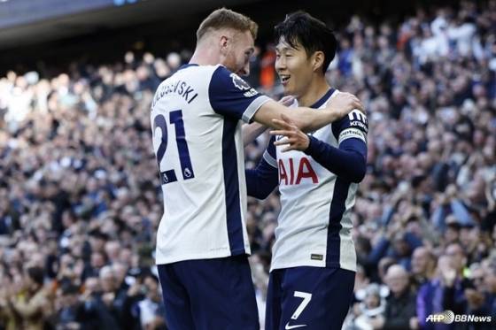 데얀 클루셉스키(왼쪽)와 손흥민./AFPBBNews=뉴스1