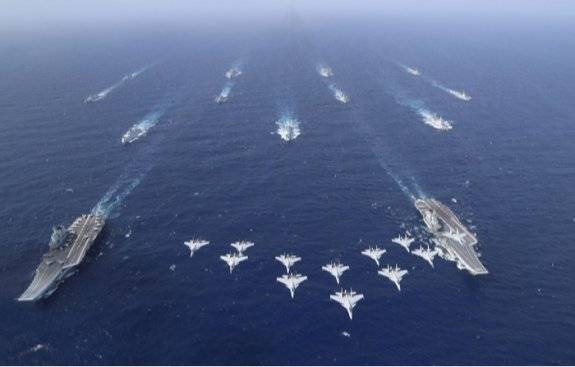 지난해 10월 중국 해군 항공모함 랴오닝함과 산둥함 전단이 남중국해에서 첫 합동훈련을 하고 있다. 뉴시스