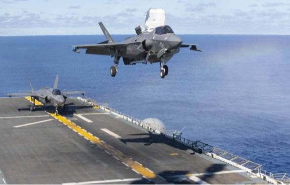 미국 해군 F-35B 전투기가 아메리카급 강습상륙함 ‘트리폴리’에 착륙하고 있다. 미국 해군 제공