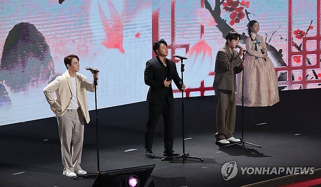 축하공연 하는 SG 워너비 (서울=연합뉴스) 김인철 기자 = SG 워너비가 9일 오후 서울 송파구 올림픽공원 올림픽홀에서 열린 2024 파리하계올림픽대회 결단식에서 축하공연을 하고 있다. 2024.7.9 yatoya@yna.co.kr