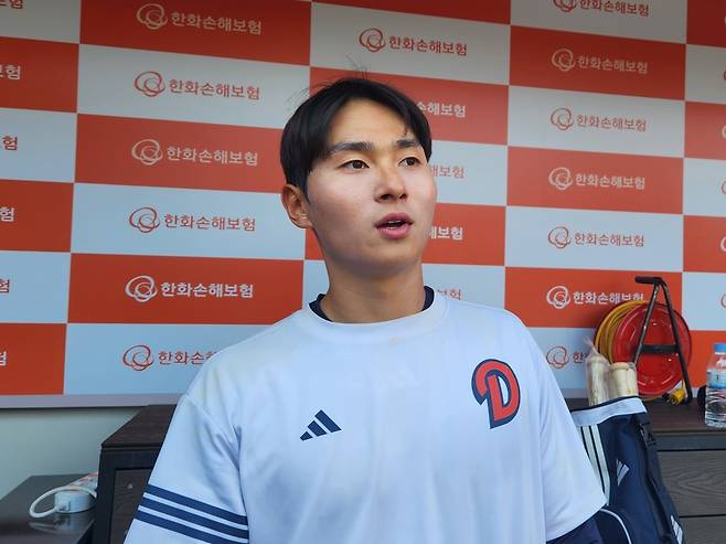 인터뷰하는 두산 임종성 (대전=연합뉴스) 하남직 기자 = 두산 내야수 임종성이 15일 대전 한화생명 볼파크에서 취재진과 인터뷰하고 있다.