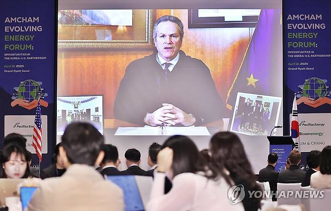 마이크 던리비 알래스카 주지사 영상 환영사 (서울=연합뉴스) 진연수 기자 = 18일 오전 서울 용산구 그랜드 하얏트 서울에서 열린 암참 에너지 혁신 포럼에서 마이크 던리비 알래스카 주지사가 영상으로 환영사를 하고 있다 .2025.4.18 jin90@yna.co.kr