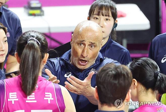 작전 지시하는 아본단자 전 흥국생명 감독 (인천=연합뉴스) 임순석 기자 = 31일 인천 삼산월드체육관에서 열린 프로배구 V리그 여자부 챔피언결정전 흥국생명과 정관장의 1차전 경기. 흥국생명 아본단자 감독이 작전을 지시하고 있다. 2025.3.31 soonseok02@yna.co.kr