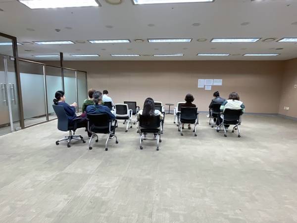 15일 오전 9시50분께 찾은 LH 오리사옥 2층. 계약을 기다리는 이들이 대기하고 있다. 2025.5.15 / 윤혜경기자 hyegyung@kyeongin.com