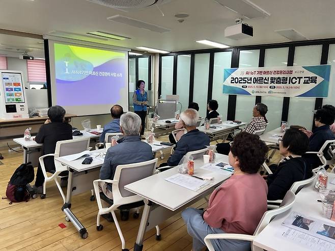 양평군이 어르신들을 대상으로 스마트기기 활용 교육을 진행하고 있다. 사진=양평군
