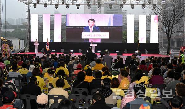 울산축산농협이 마련한 '제2회 울산축협한우 축제'가 16일부터 사흘간 태화강국가정원 남구둔치에서 열리고 있다. 개막식에서 윤주보 울산축산농협 조합장이 인사말을 하고 있다. 김경우기자 woo@ksilbo.co.kr