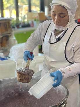 하효살롱협동조합은 주기적으로 독거노인과 취약계층을 위한 도시락 등 음식 기부를 이어간다. 나눔 팥죽을 만들고 있는 김미형 하효살롱협동조합 대표. ⓒ제주의소리