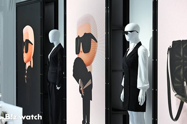 CJ온스타일이 16일 서울 성수동에서 글로벌 패션계의 전설로 불리는 칼 라거펠트(Karl Lagerfeld)의 팝업스토어를 열고 있다./사진=이명근 기자 qwe123@