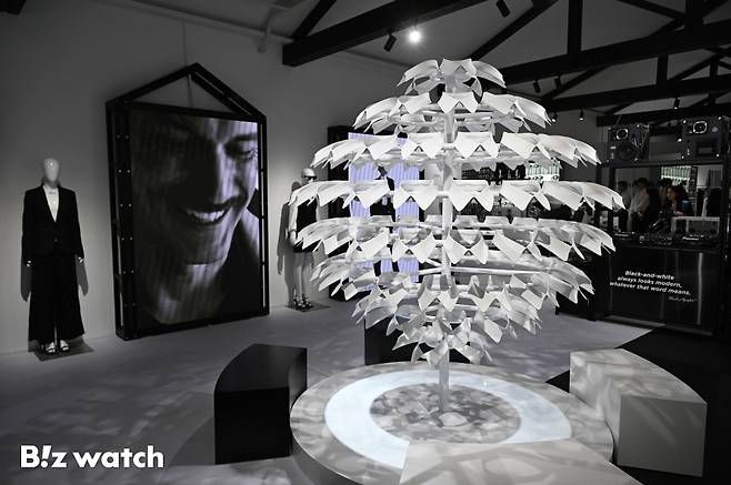 CJ온스타일이 16일 서울 성수동에서 글로벌 패션계의 전설로 불리는 칼 라거펠트(Karl Lagerfeld)의 팝업스토어를 열고 있다./사진=이명근 기자 qwe123@