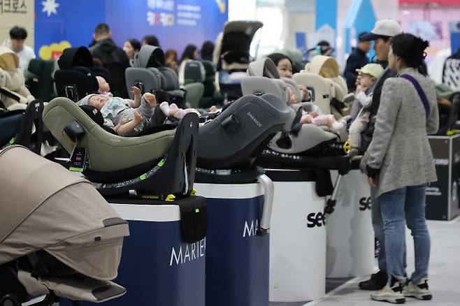 지난 3월 27일 서울 강서구 마곡동 코엑스 마곡에서 열린 ‘2025 마이비 마곡 베이비페어&유아교육전’에서 방문객들이 육아용품을 살펴보고 있다. (사진=연합뉴스)