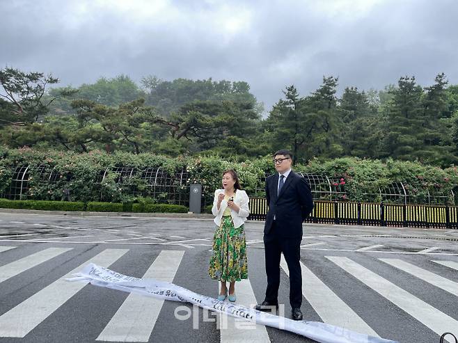 하희봉 로피드법률사무소 변호사는 16일 서울 서초구 서울중앙지법 앞에서 SK텔레콤 유심 해킹 사건 손해배상 청구 소장을 제출한다고 밝혔다. 사진은 피해자 김영희 씨가 발언하고 있는 모습.(사진=최오현 기자)