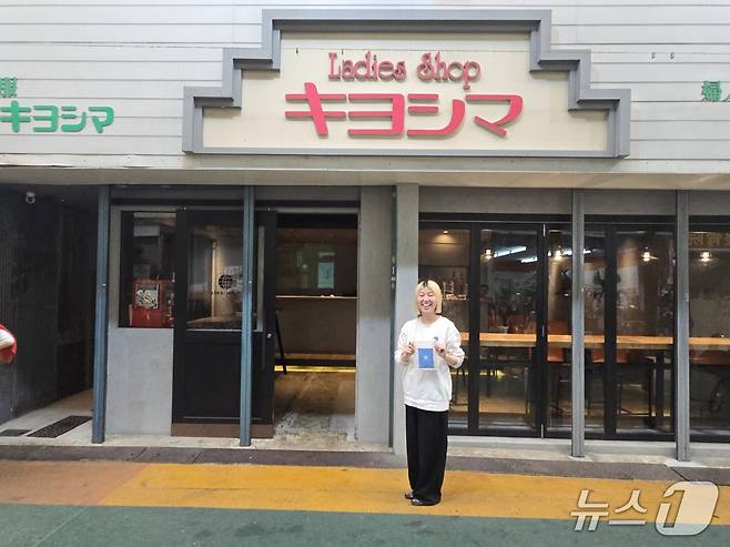 세카이 호텔의 홍보담당자 키타카와 마리씨가 과거 여성복 가게였던 호텔 프런트를 소개하고 있다. 2025.05.15 ⓒ 뉴스1 김승준 기자